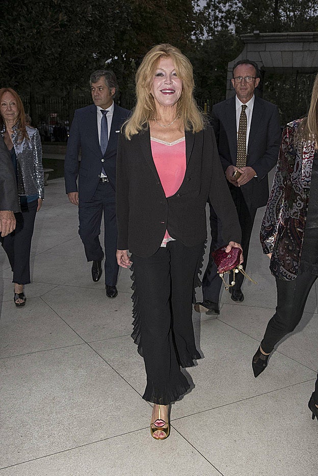 Tita Cervera presenta la colección Renoir en el Thyssen. 'Titísima' recuperó su sonrisa en la presentación a los medios de la nueva colección temporal de 'su' museo. Aunque echamos en falta a Blanca y Borja, la verdad...