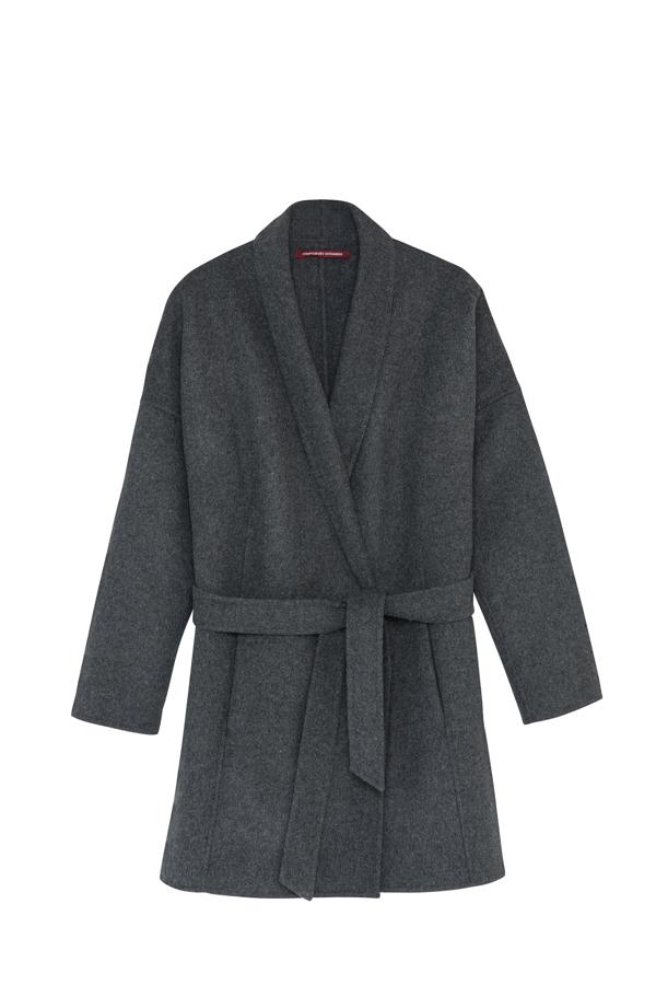 Con cinturón de estilo albornoz, ideal para looks informales. Precio: 137,50 euros.