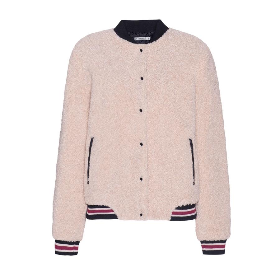 Esta bomber es perfecta para los looks más desenfadados con jeans y si eres muy atrevida combínala con una falda de tutú y le darás un toque muy divertido al look.