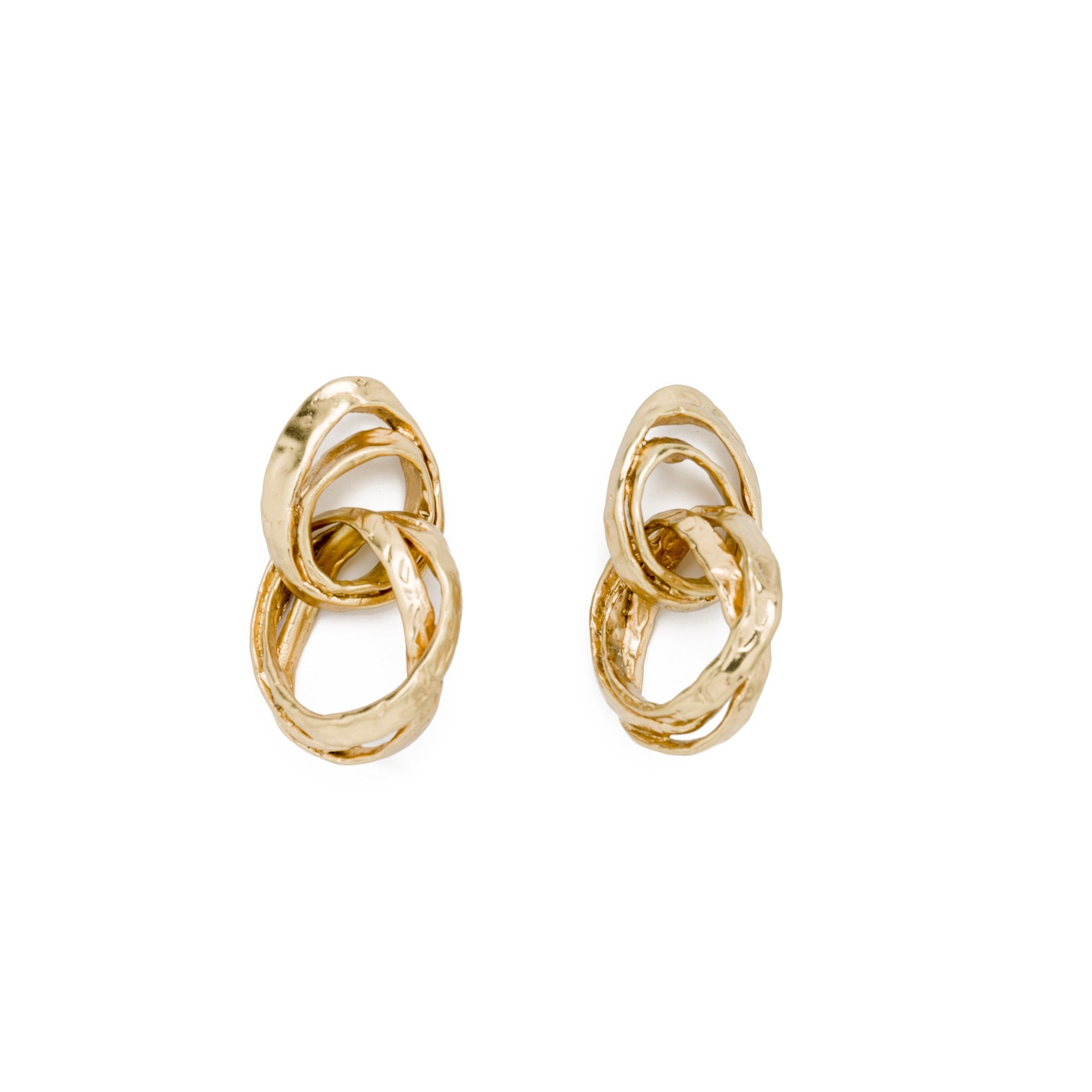 Estos aros son los nuevos pendientes fetiche de la reina. Está rebajados de 35 a 24 euros.