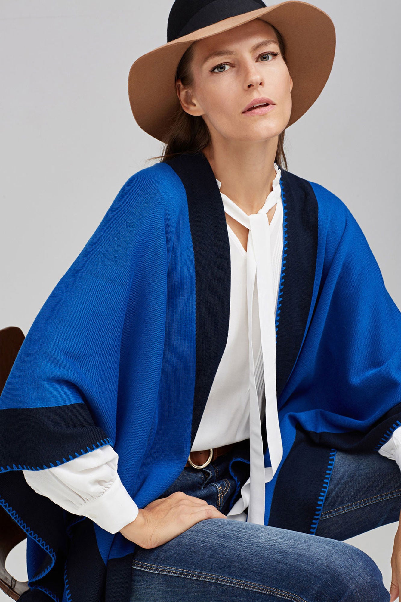 Bicolor y perfecta para el entretiempo. Está rebajada de 119 a 59,50 euros.