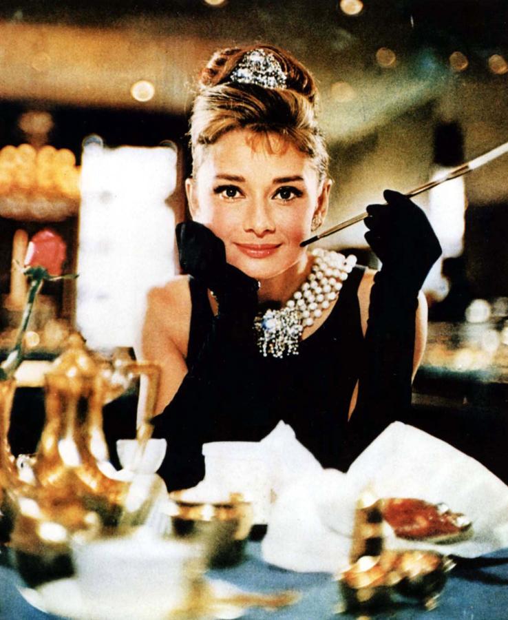 A pesar de que Capote escribió 'Breakfast at Tiffany's' ('Desayuno con Diamantes') pensando en Marilyn Monroe, Audrey Hepburn le dio al personaje de Holly Golightly un brillo especial. Su mirada, entre bella y melancólica, le ha permitido ser recordada hasta estos días.
