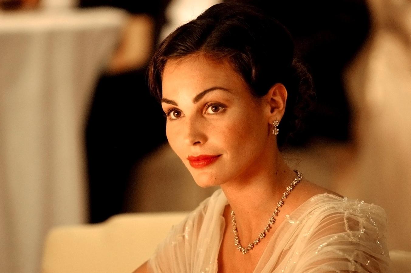 La actriz y modelo, natural de Valladolid, fue descubierta por Carlos Saura en su película 'El Dorado' (1987). De ahí, directa al estrellato. Imagen de múltiples firmas de belleza, Inés Sastre representa la belleza más racial y española, esa que apenas necesita maquillaje para brillar y lucir sobre otras. ¿O no?