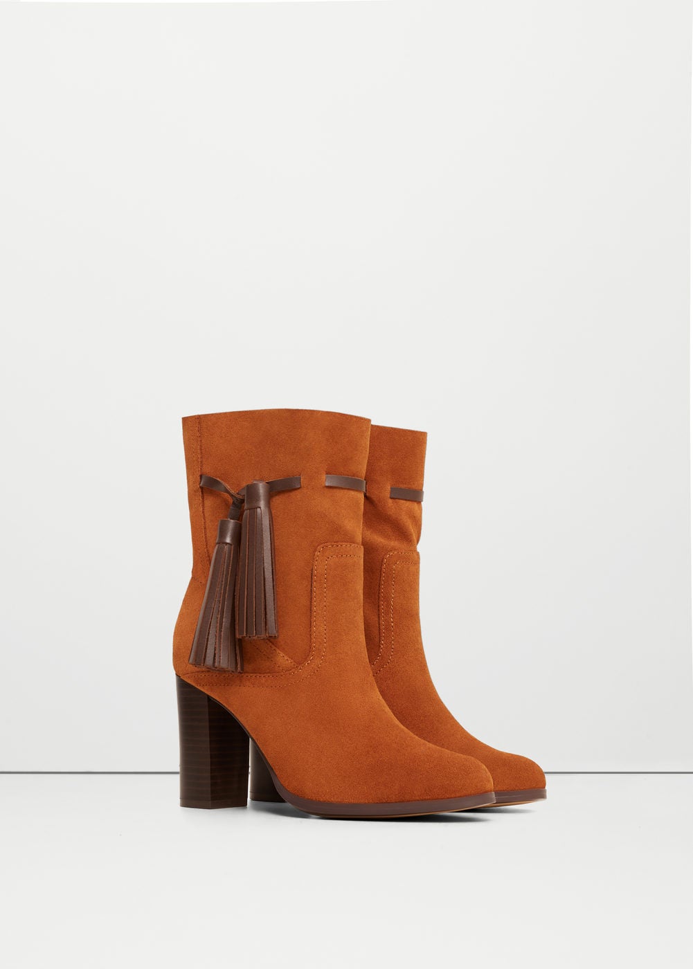 De ante y con tacón cuadrado. Están rebajados a 39,99 euros.