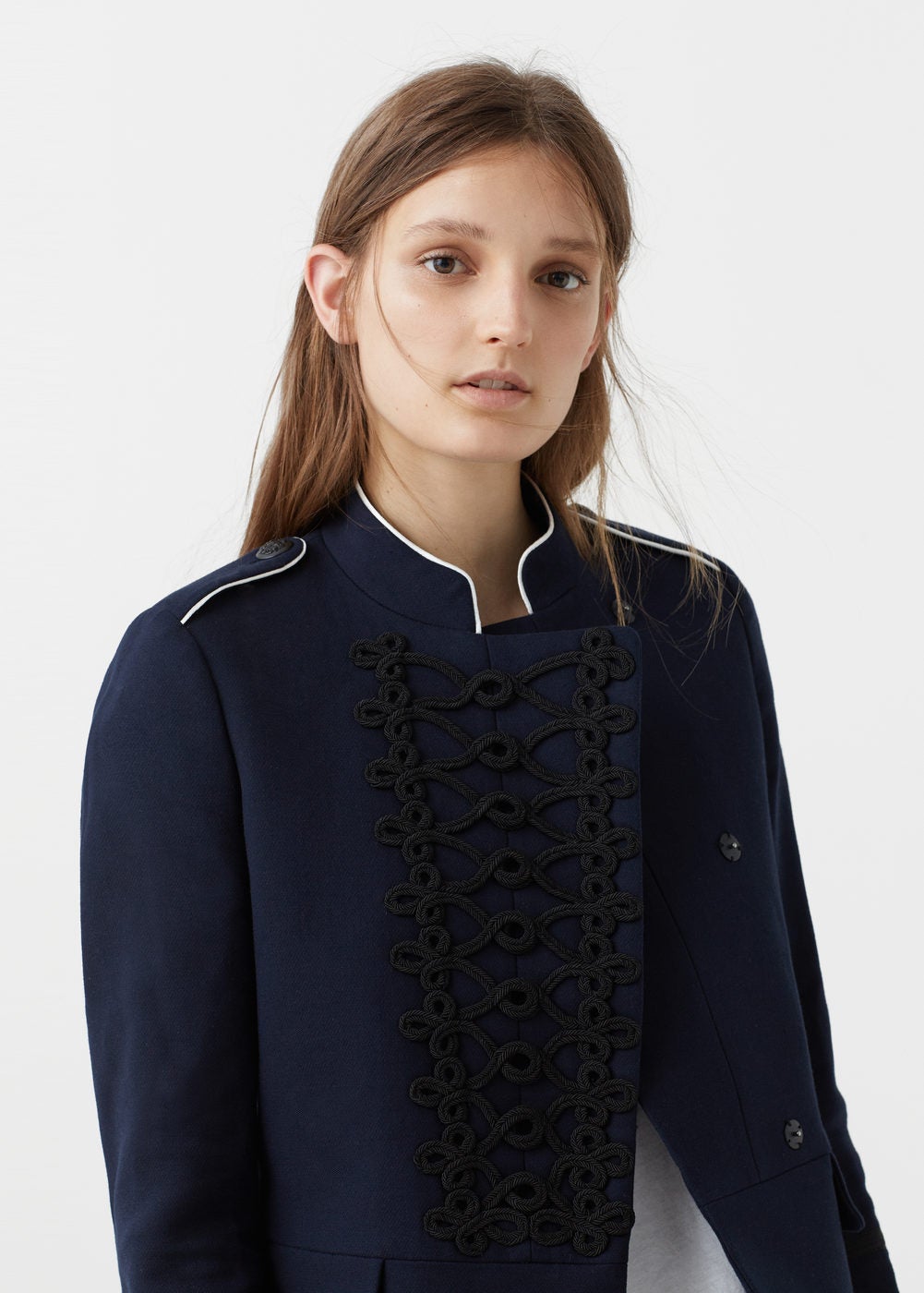 Azul marido con detalles en blanco y negro. Está rebajada a 54,99 euros.