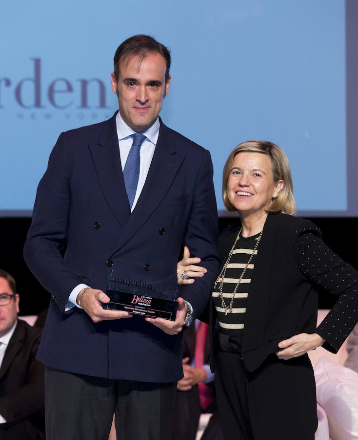 En la categoría de Sérum, el premio ha sido para Superstart Skin Renewal Booster de Elizabeth Arden. Miguel Gallastegui, director de marketing de Elizabeth Arden ha recogido el galardón entregado por Charo Carrera, directora de Mujerhoy.
