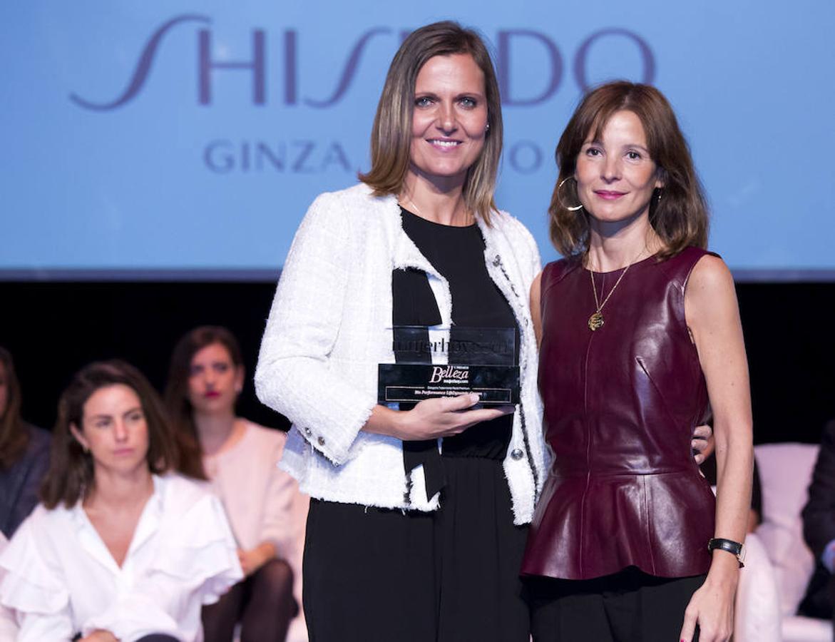 En la categoría de Tratamiento Facial Premium el ganador ha sido Bio performance LiftDynamic Cream de Shiseido. Elena Llorente, directora comercial de Shiseido ha recogido el premio de manos de Laura Ruiz de Galarreta, directora de Operacones y Relaciones Institucionales de Taller de Editores.