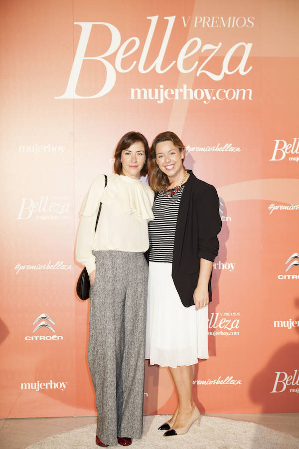 La ex miss España y actual bloguera de Mujerhoy.com, Ines Sáinz, posa con Paula Martín Voz, responsable de eventos y patrocinios de CM Vocento.