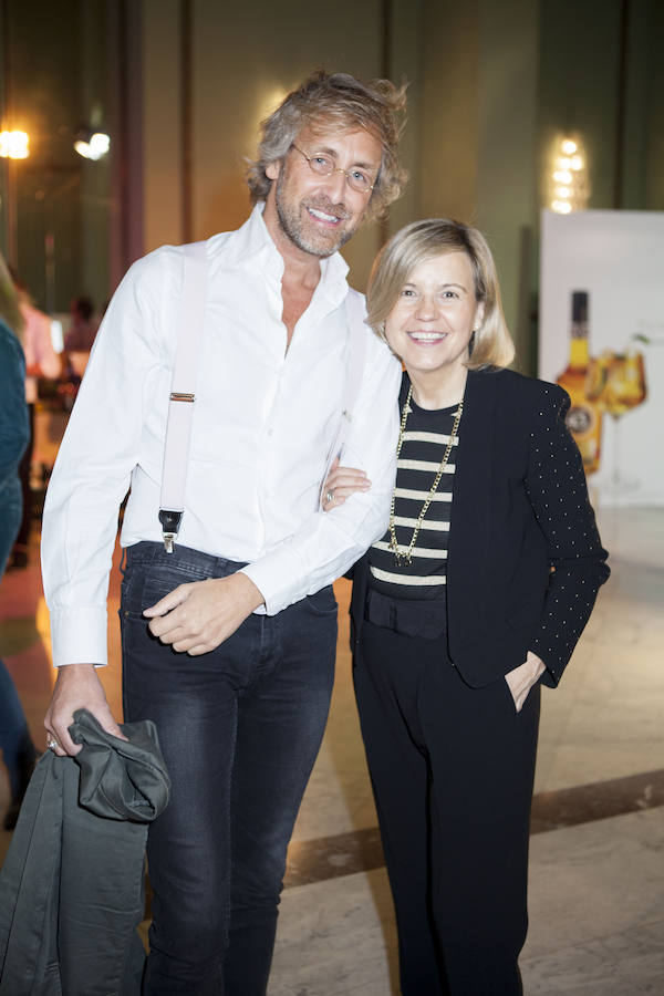 Lorenzo Meazza, el director de interiorismo de Ikea, que se encargó de la decoración del Círculo de Bellas Artes para acoger nuestros premios y posteriormente el Beauty Day, posa con la directora de Mujerhoy, Charo Carrera.