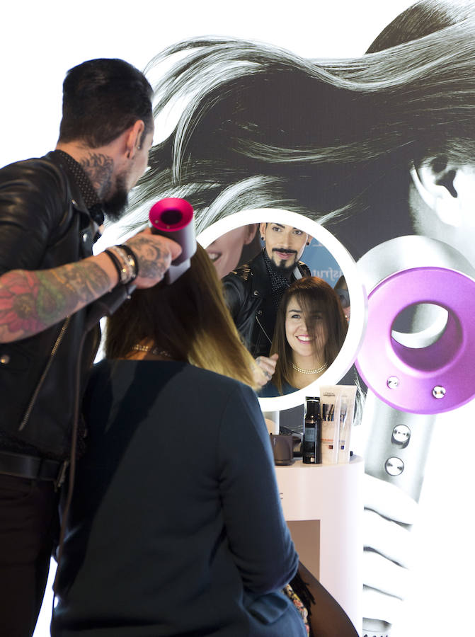 Anna Martín, bloguera de Addict Smile, que formó parte del jurado de los V Premios Belleza, se pasó por el stand de Dyson del Beauty Day donde sus estilistas le retocaron su peinado.