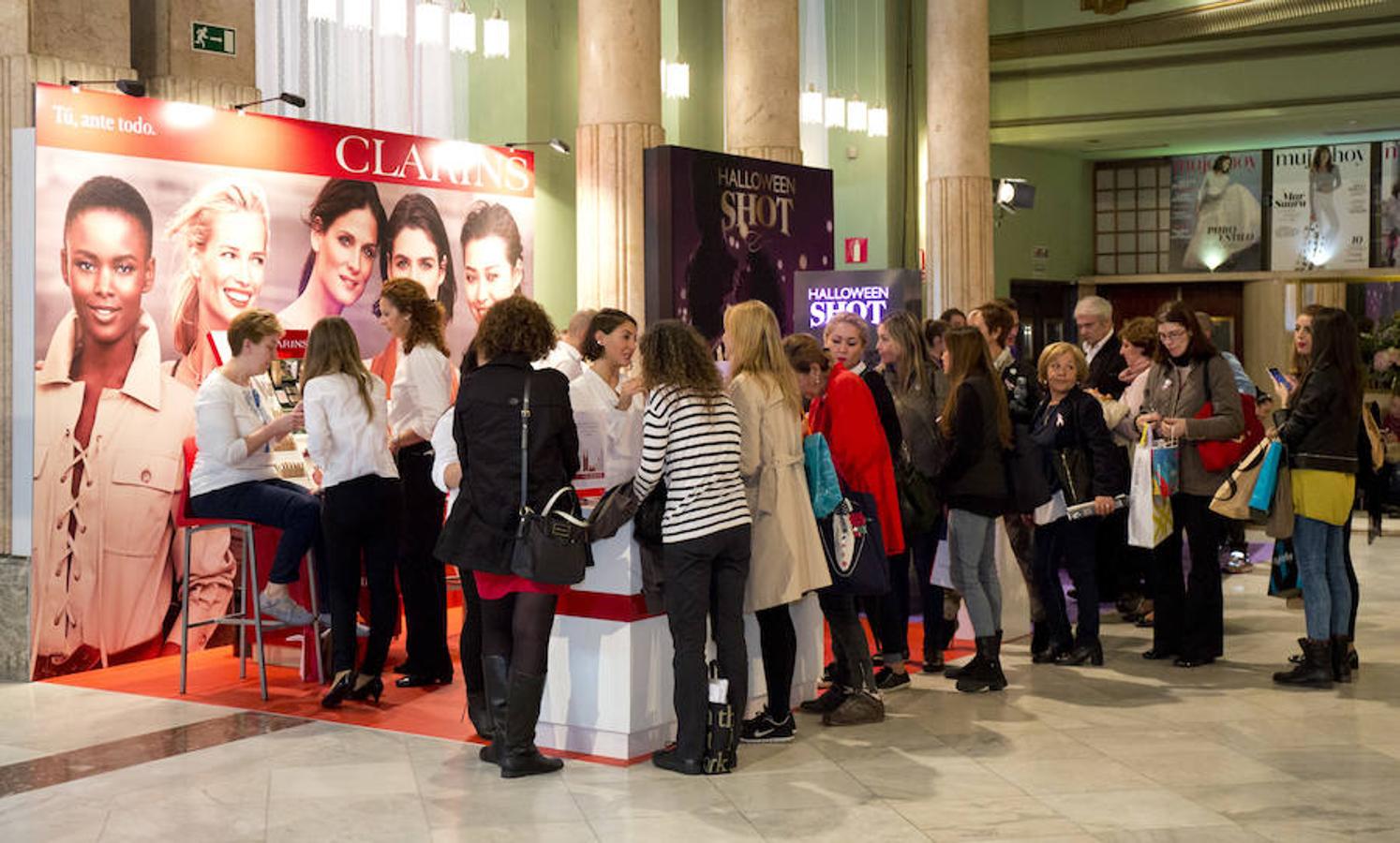 Colas en el stand de Clarins donde sus maquilladores pusieron guapas a todas las asistentes. Además nos presentaron sus novedades en tratamientos para cuidar la piel.