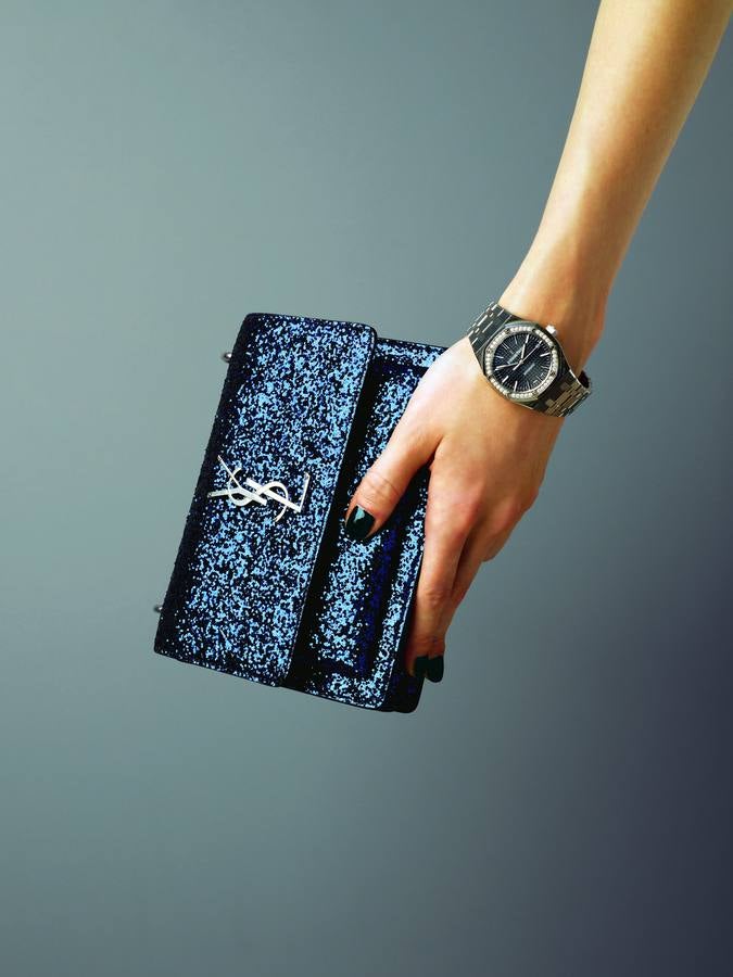 Reloj Royal Oak automático, en acero y diamantes talla brilantes, de Audermars Piguet; y bolso Sunset de purpurina, de Yves Saint Laurent.