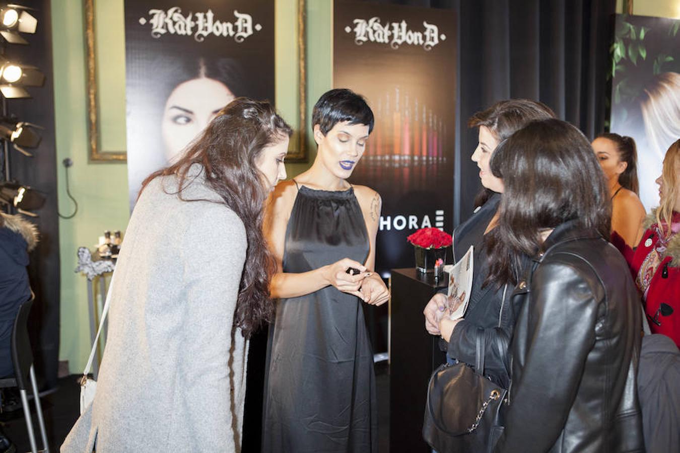 Sephora estuvo en el Beauty Day con su marca de maquillaje Kat Von D Beauty, de la famosa tatuadora. Sus maquilladoras informaron sobre las novedades de la firma, las tendencias para este otoño y maquillaron a todas las que quisieron.