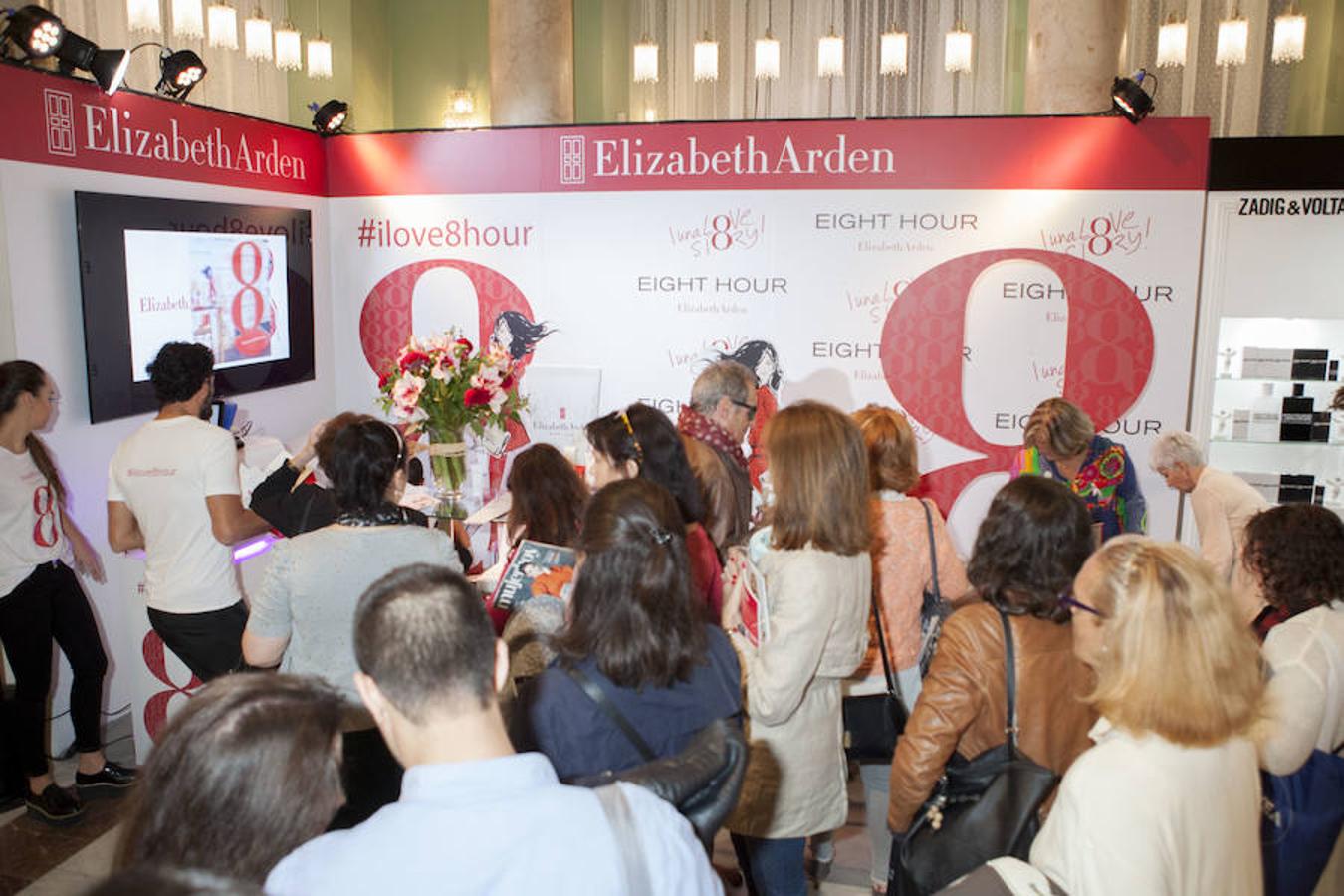 Elizabeth Arden, que fue uno de los ganadores de los Premios Belleza, participó en el Beauty Day con su icónico bálsamo Eight Hour Cream, ofreciendo muestras a todas las asistentes.