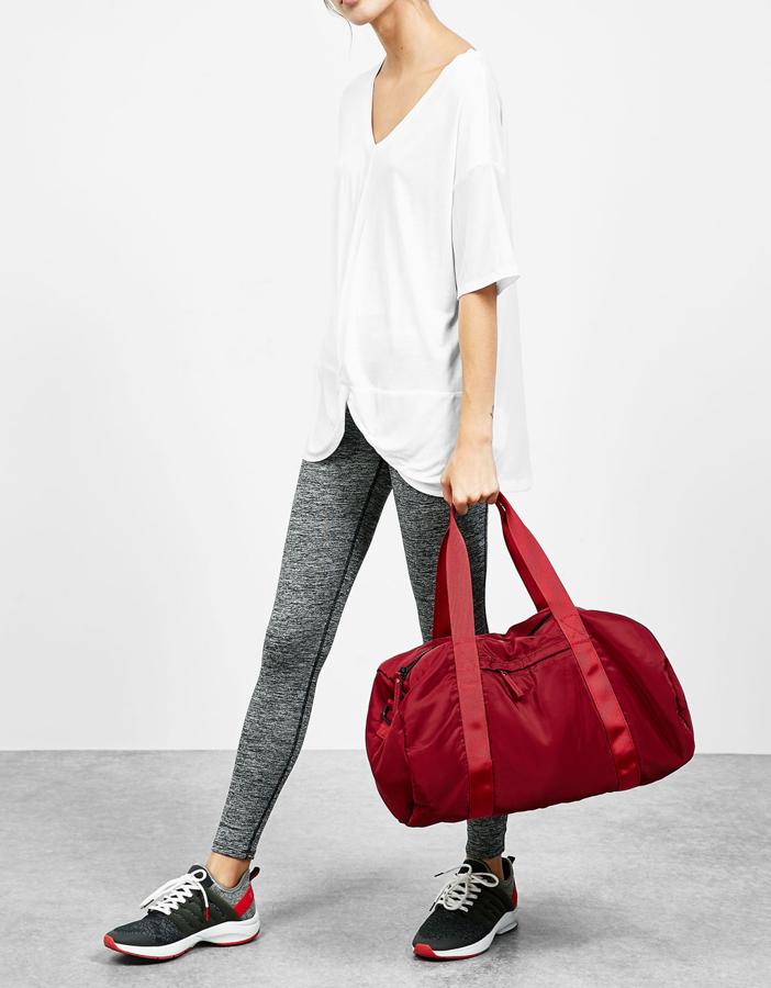 Bolso macuto para el gimnasio de Bershka (Precio: 19'99€)