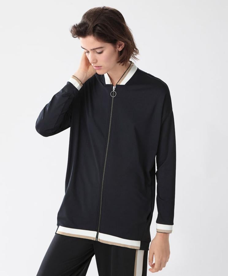 Sudadera con rayas en blanco y crema tostada de Oysho (precio: 39'99€)