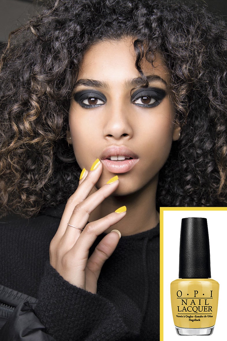 Ríndete a la audacia del amarillo porque eleva tus looks de otoño sin necesidad de grandes alardes. Lo que tienes que tener en cuenta es que este color exige una manicura impecable en longitudes medias. En uñas muy cortas queda demasiado infantil. Fíjate en Dsquared2. Laca de uñas Never a Dull Moment de OPI (16,80 €). Desfile de Dsquared2