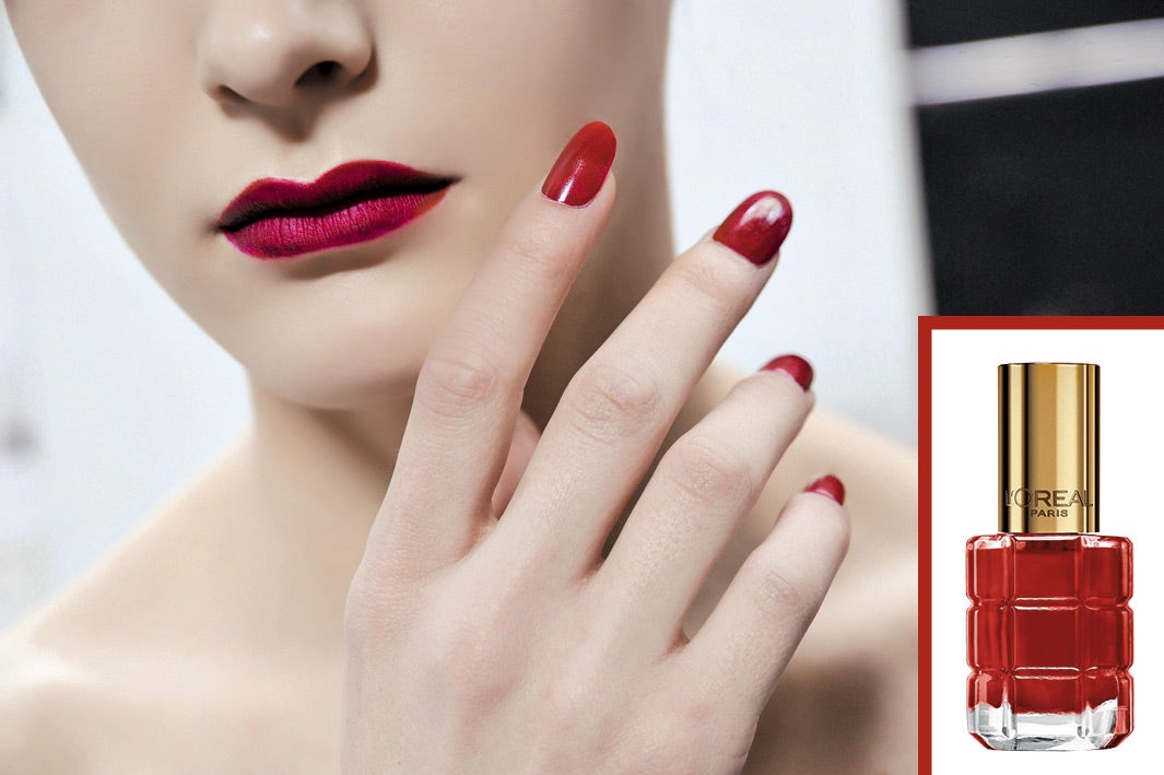 El rojo glossy queda bien en todos los tipos de uñas, pero es esencial que el acabado sea con brillo espejo. Laca de uñas Vernis Huile en tono Parisien de LOréal Paris (7,95 €). Desfile de Sibling