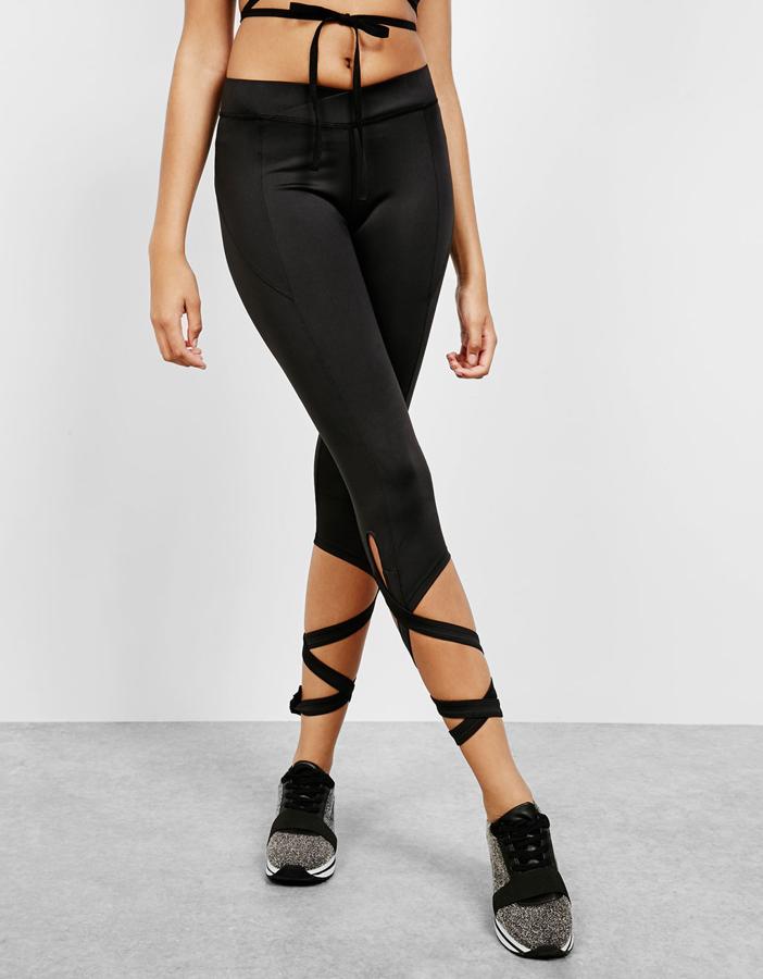 Pantalón deportivo con lazadas de Bershka (Precio: 17'99€)