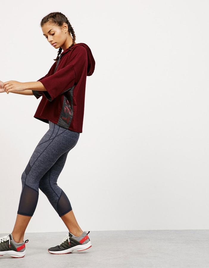 Sudadera en burdeos de Bershka (Precio: 15'99€)