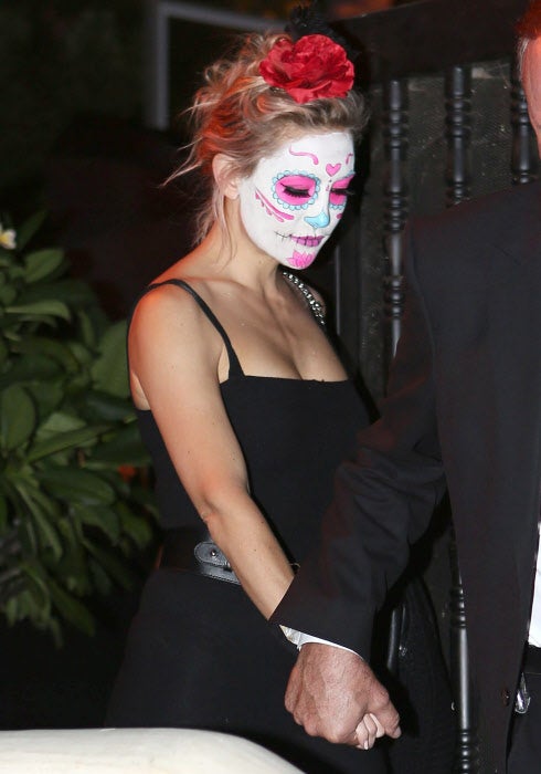 Kate Hudson lo tiene claro: un vestido negro y la cara pintada como una catrina mejicana. Fácil y muy inspirador.
