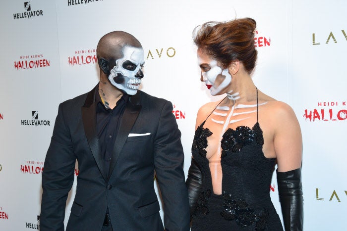 JLo. y Casper Smart son dos de nuestros favoritos con estos disfraces de esqueleto con un maquillaje muy logrado. ¡Qué lástima que ya no nos vayan a regalar momentazos como este!
