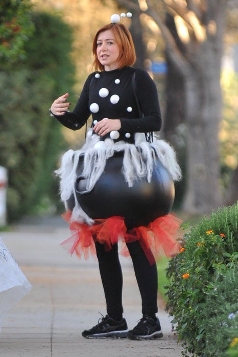 Nos declaramos fans incondicionales del disfraz de caldero de pócima de bruja de Alyson Hannigan.