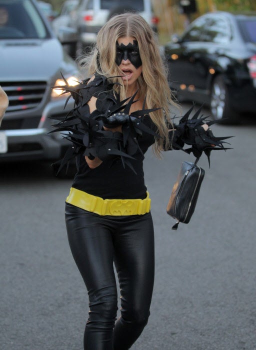 Fergie se convierte en Batwoman, y esta opción nos gusta más que su disfraz-sexy-no-sabemos-de-qué que os enseñamos antes.