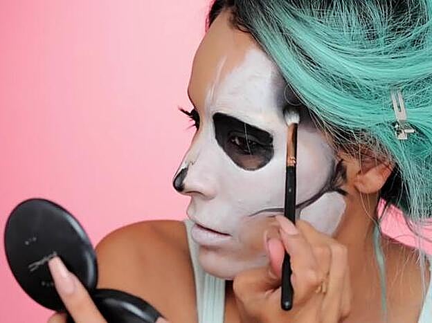 La maquilladora Desi Perkins arrasa en internet con su maquillaje 'DIY' de una calavera derritiéndose para este Halloween 2016.