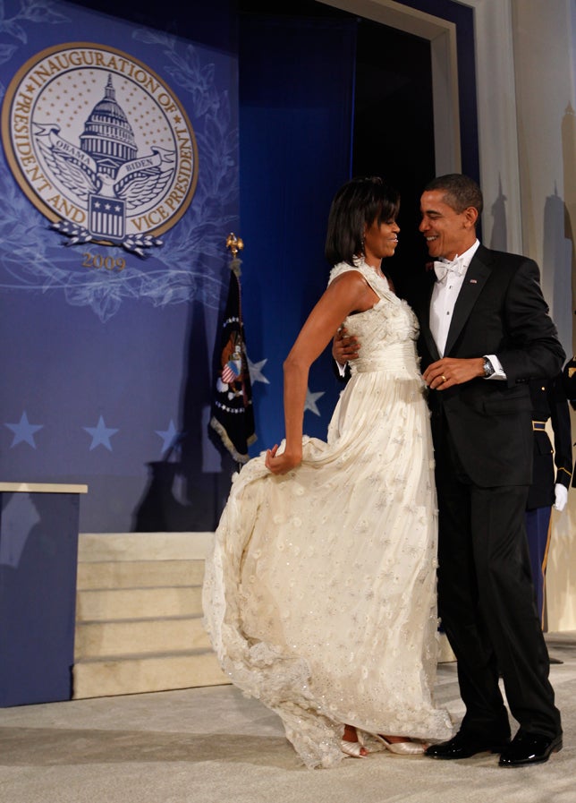 Para celebrar la primera victoria electoral de Barack Obama en 2009 y 'estrenarse' como Primera Dama, Michelle Obama apostó por un diseño del jovencísimo y entonces casi desconocido Jason Wu para acudir a la cena de corresponsales.