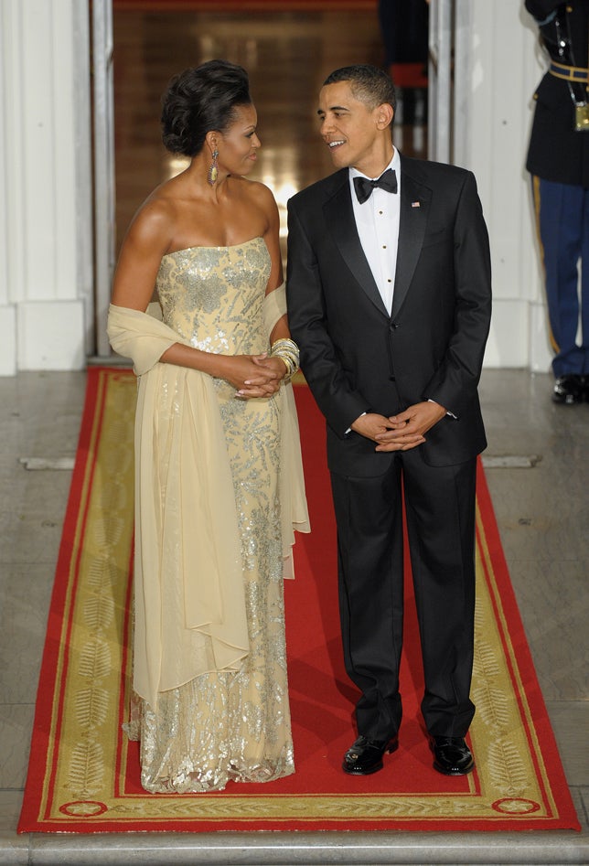 En 2009, para recibir al Primer Ministro de la India, Michelle Obama hizo un guiño 'fashionista' y lució un diseño de Naeem Khan, originario de este país.