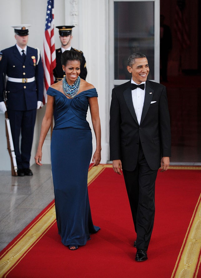 Para recibir en 2012 al Primer Ministro británico y a su mujer, Michelle Obama se decantó por este sofisticado modelo de Marchesa en azul cobalto. Eso sí, el maxi collar restaba protagonismo al escote 'bardot' que tanto favorece a la aún Primera Dama.