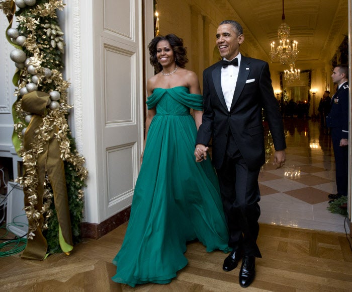 Marchesa firmó en 2013 este espectacular modelo en seda verde botella con los hombros descubiertos.