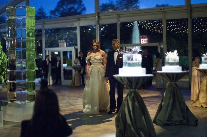 La Primera Dama apostó por este diseño princesa con escote 'one shoulder' de Naeem Khan en mayo de 2016.