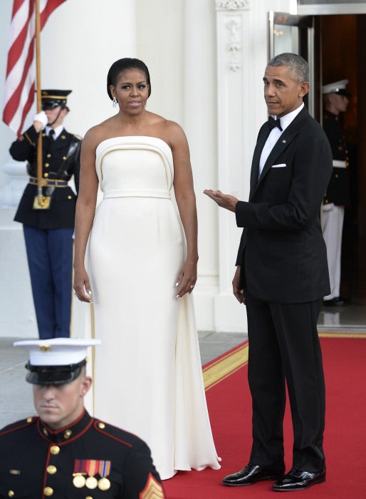 Para la cena de gala que ofrecieron después de verano en la Casa Blanca al Presidente de Singapur y su esposa, Michelle Obama apostó por un sencillo y elegante vestido de corte minimalista de Brandon Maxwell.