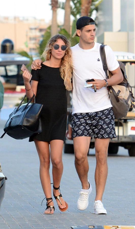 A Álvaro Morata su paso por la Juventus de Turín solo le trajo cosas buenas. Maduró como futbolista hasta el punto de que el Real Madrid lo ha repescado y, además, encontró el amor. Ella es Alice Campello, una modelo veneciana de 21 años que compagina su trabajo posando en reportajes de moda con los estudios universitarios de ‘marketing’. ¿Alguien da más?