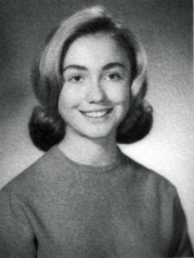 Hillary Clinton fue una estudiante brillante y ganó numerosos premios como Girl Scout. Aquí la vemos en su foto de graduación en el Instituto Park Ridge (Illinois), en 1965.