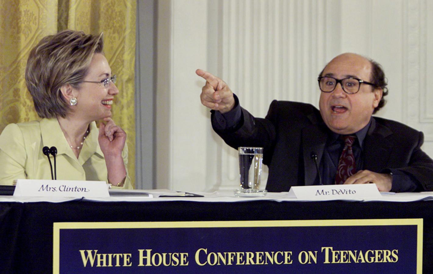 Hillary Clinton escucha a Danny DeVito durante la conferencia 'Adolescentes en la Casa Blanca' el 2 de mayo de 2000, en la recta final como Primera Dama.