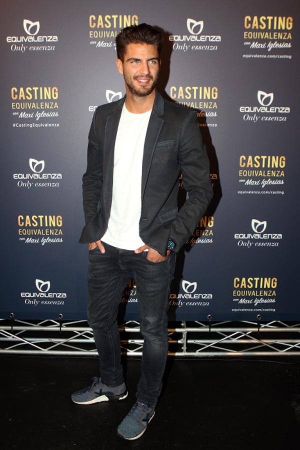 El actor ha salvado una combinación arriesgada de vaqueros, americana y zapatillas. Combinar las tonalidades de las prendas le han servido para acertar.