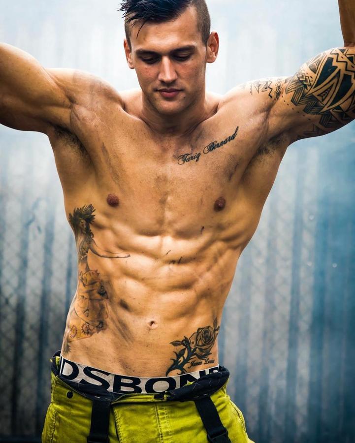 Los bomberos australianos no tienen un día como el resto de los mortales. Ellos son del club de los 1.500 abdominales al día. Y no tienen recato en mostrarlo.