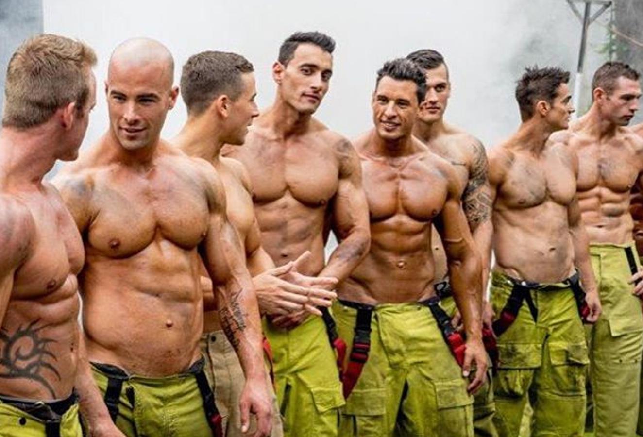 Los bomberos australianos se toman un descanso entre foto y foto para su nuevo calendario...