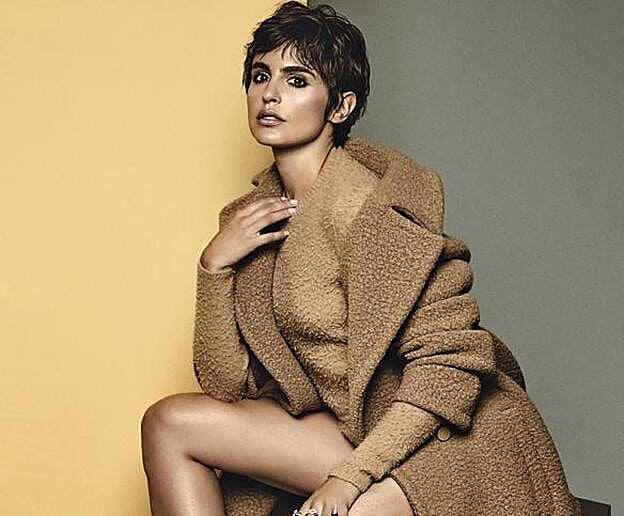 Galería. Mono y abrigo de Max Mara, zapatos de Ursula Mascaró y anillos de Luxenter. Estilismo José Herrera. Maquillaje y peluquería Pedro Cedeño (Talents), para Chanel y GHD. Asistente de fotografía Charly Calderón. Asistente de estilismo Fran Jymz y Samuel Sanz.