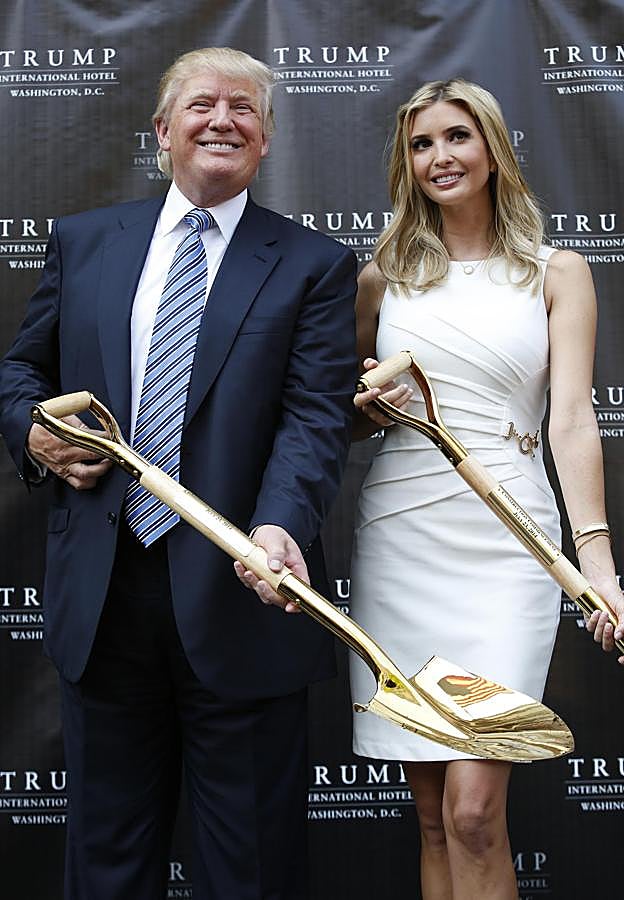 Ivanka nació del primer matrimonio con Trump: el que mantuvo entre 1977 y 1992 con Ivana Trump y que acabó como el rosario de la Aurora.
