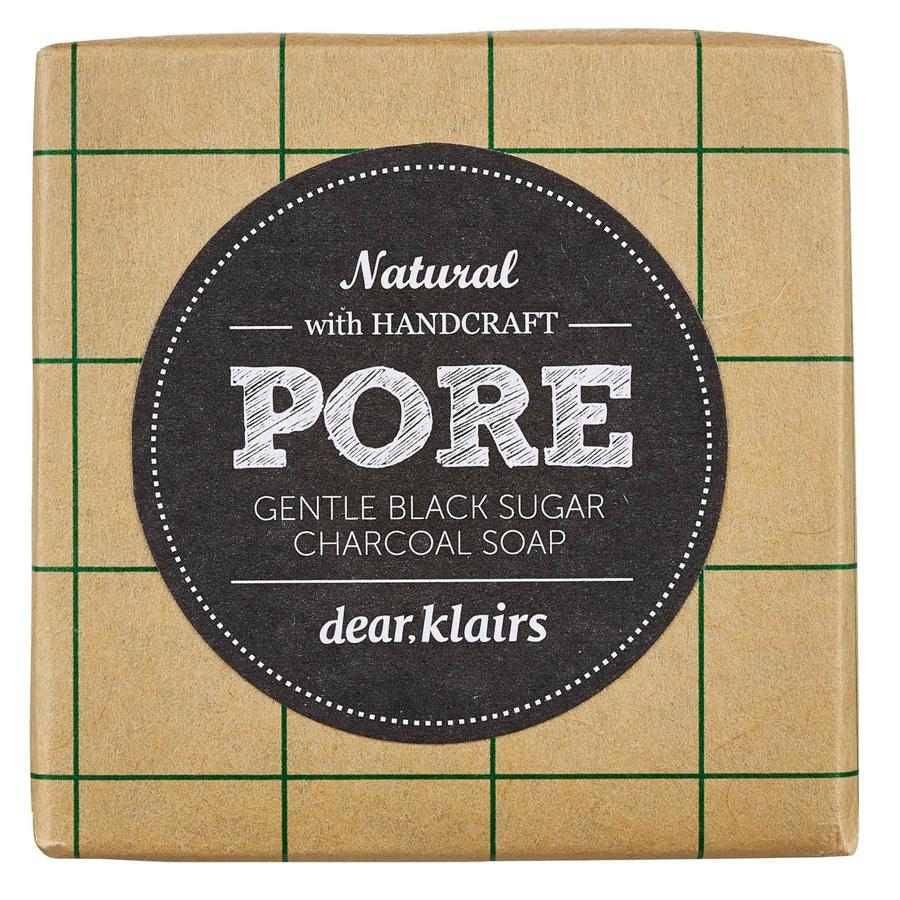 No hay poros que se resistan al jabón natural de carbón de Klairs. Esta pastilla de jabón hecha a mano promete ser el remedio para todas aquellas pieles con poros dilatados. Su función principal es limpiar la piel y los poros para evitar el exceso de sebo y eliminar las células muertas. Además, gracias a sus ingredientes, hidrata la piel incluso después de la limpieza. (13,99€ en www.miin-cosmetics.com/)