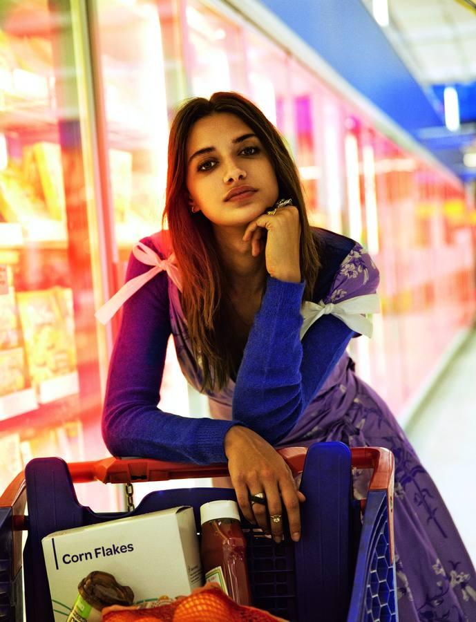 Cárdigan de Lebor Gabala, con vestido de Miu Miu. Pendientes y anillos de Aristocrazy.