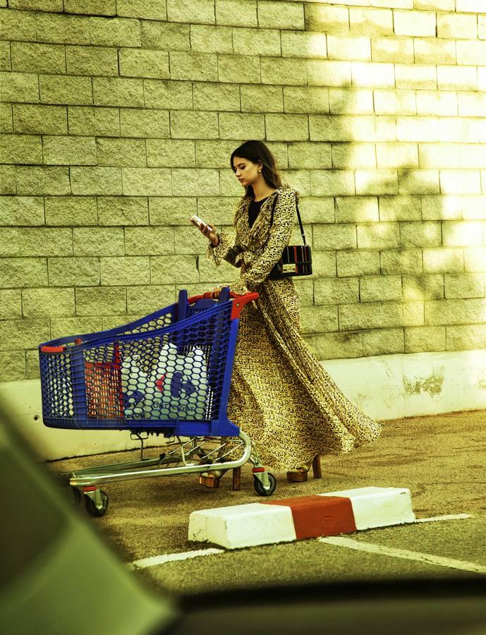 Vestido largo de gasa y sandalias de plataforma, de Ermanno Scervino. Suéter de MKT Studio, bolso de Salvatore Ferragamo y calcetines, de Essentiel. Pendientes y anillos de Dior. Maquillaje y peluquería: Joel Bittencourt (Ana Prado) para Elizabeth Arden y Kérastase. Asistente de fotografía: Germán Gómez y Paula Herranz. Agradecimientos: Carrefour.