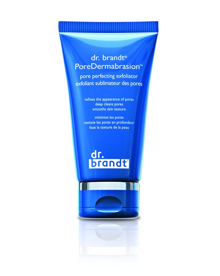 Tras un día de alto índice de contaminación, lo ideal sería lavar el rostro en profundidad, y para ello es ideal el tratamiento exfoliante PoreDermabrasion de dr.brandt skincare, que limpia y cierra los poros, para eliminar la polución y evitar que el día siguiente los poros estén dilatados. (58€, de venta exclusive en Sephora)