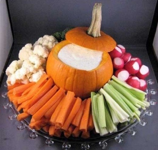Los crudités les gustan a todo el mundo así que se vuelve el mejor snack dándole un toque terrorífico con una calabaza en la que incluir la salsa (Tip: utiliza un bowl, no directamente sobre el interior de la calabaza).