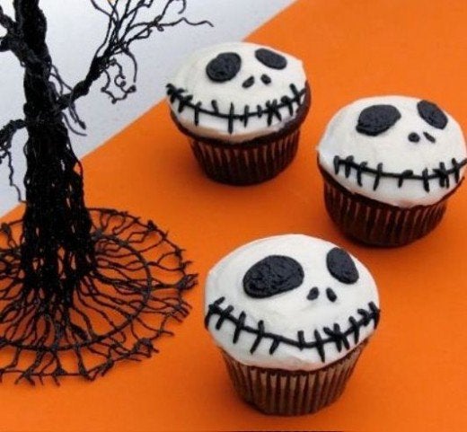 Cupcakes a lo Jack Skellington. Unos simples cupcakes con decoración con crema blanca para simular la cara de Jack.