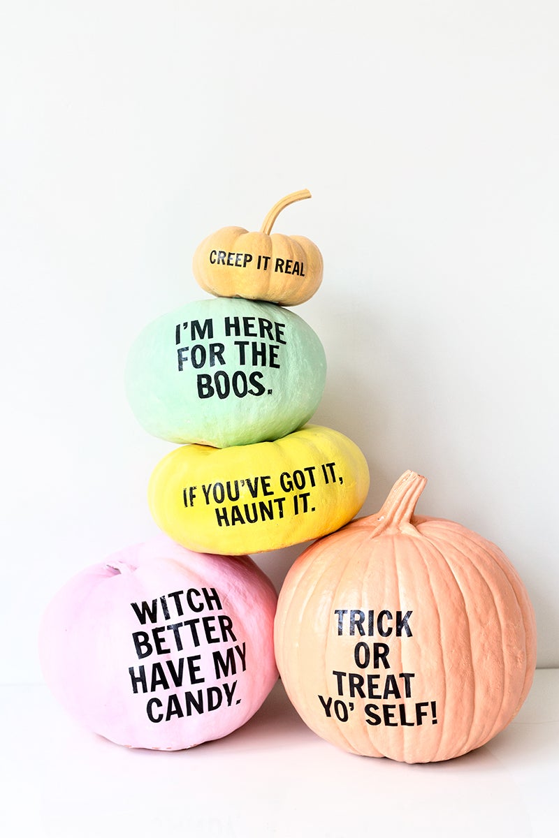 Unas calabazas al estilo moderno con frases sobre colores pastel.